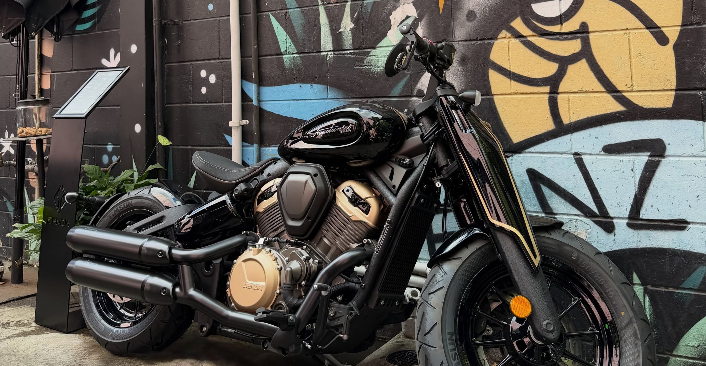 A BENDA Napoleonbob 500 in front of a mural wall